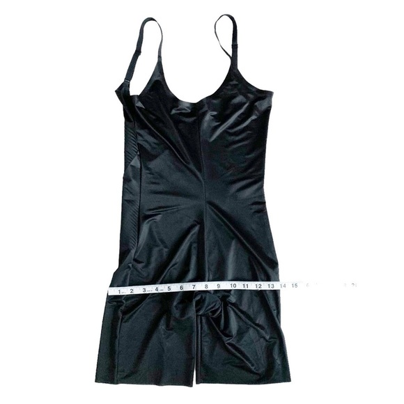 SPANX Thinsticts 2.0 Open Bust Mid Thigh Bodysuit! - Picture 4 of 7